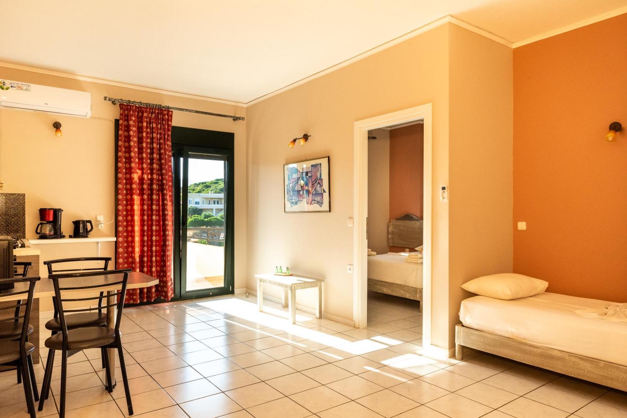 Sun Village Hotel Apartments Megás Limniónas Oda fotoğraf